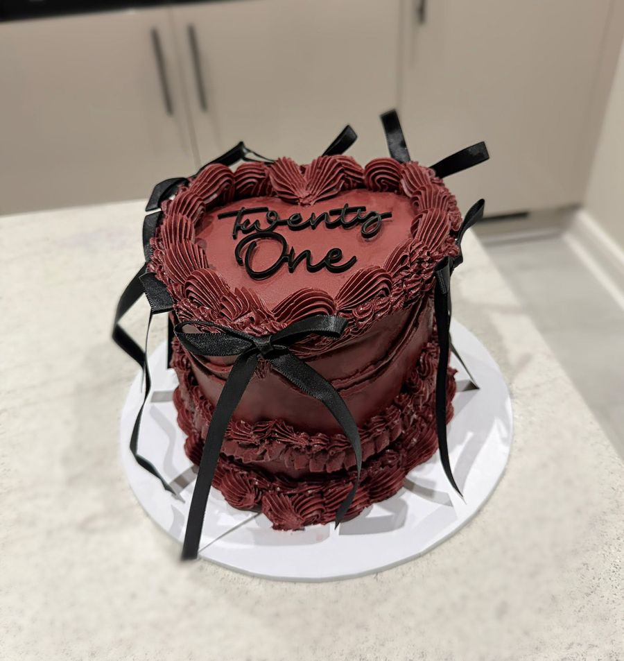 Burgundy vintage heart cake by Just In Cakes Co. A heart shaped vintage cake with a black bow.