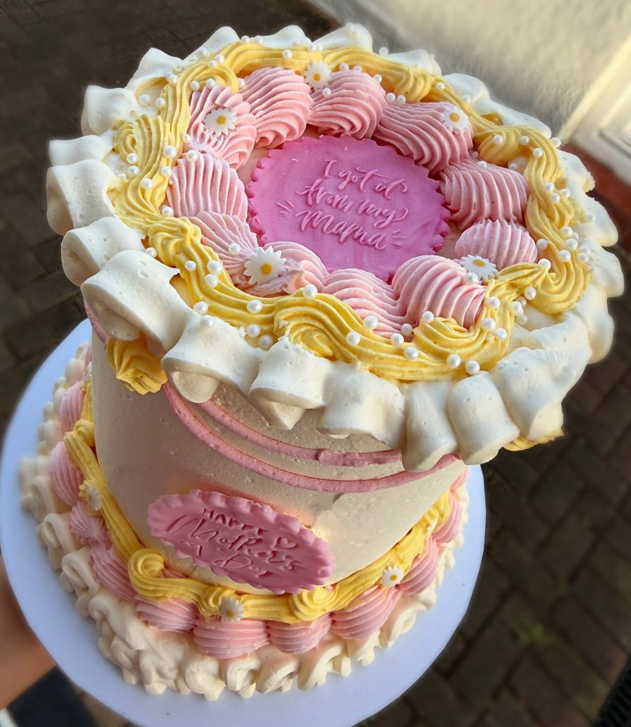 Mother’s Day vintage cake by Just In Cakes Co. Pastel vintage piping with a message plaque.